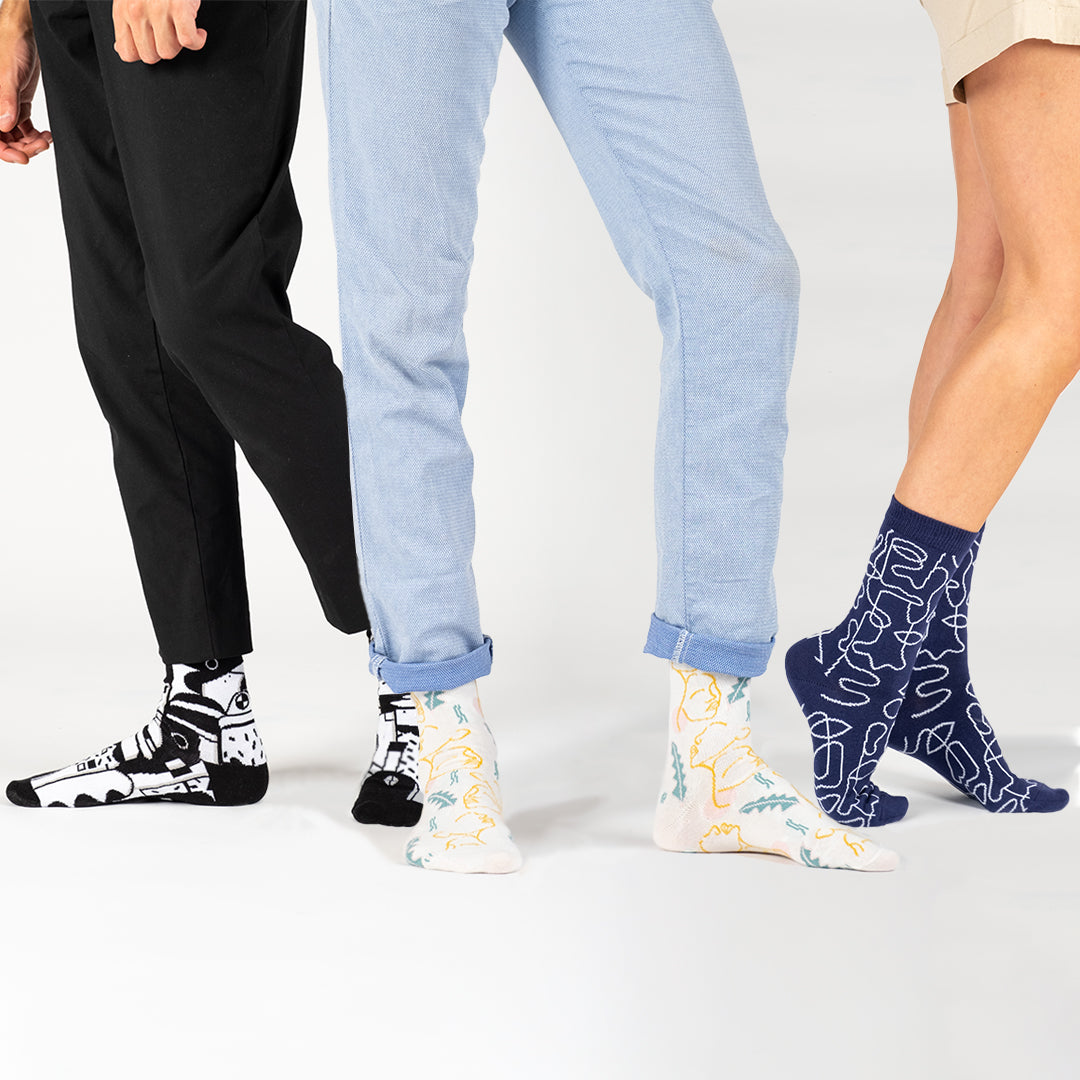 Trois paires de chaussettes artistiques portées
