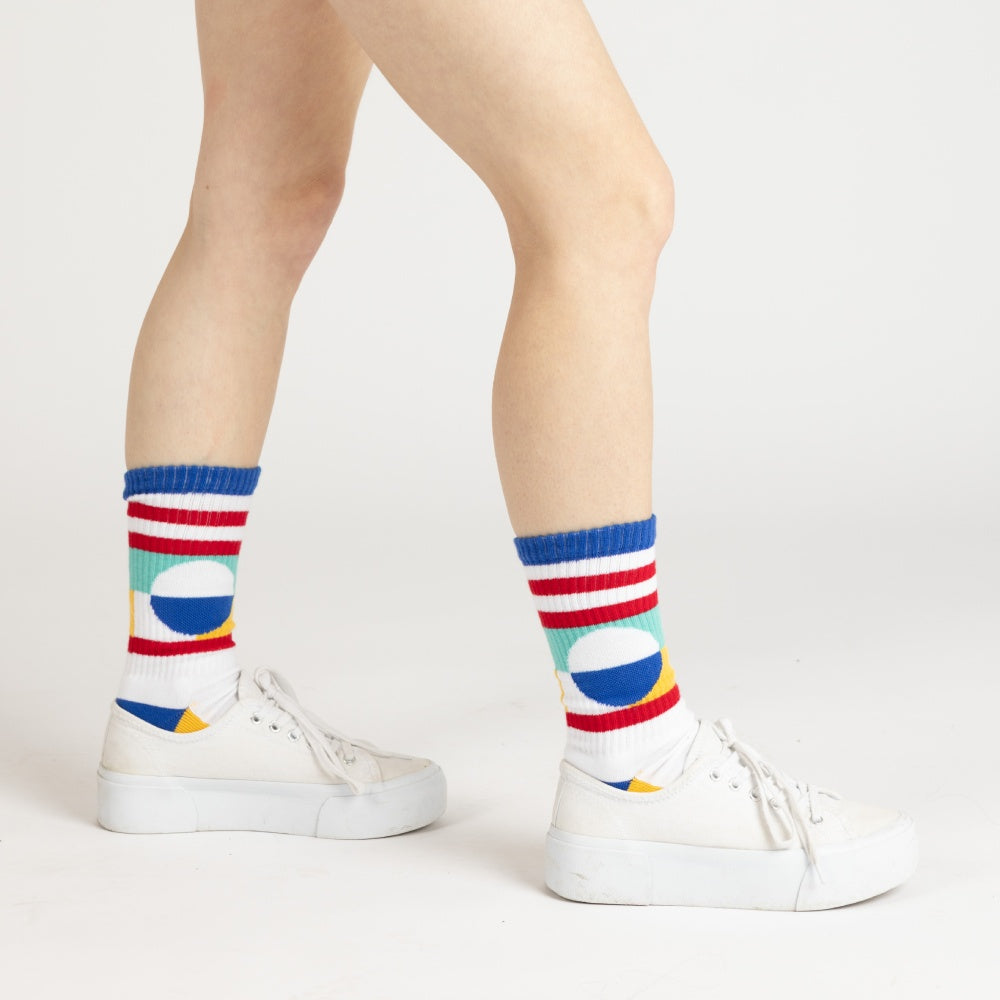 Chaussettes de sport Séverine Dietrich jaune rouge bleu et blanche portées avec chaussures