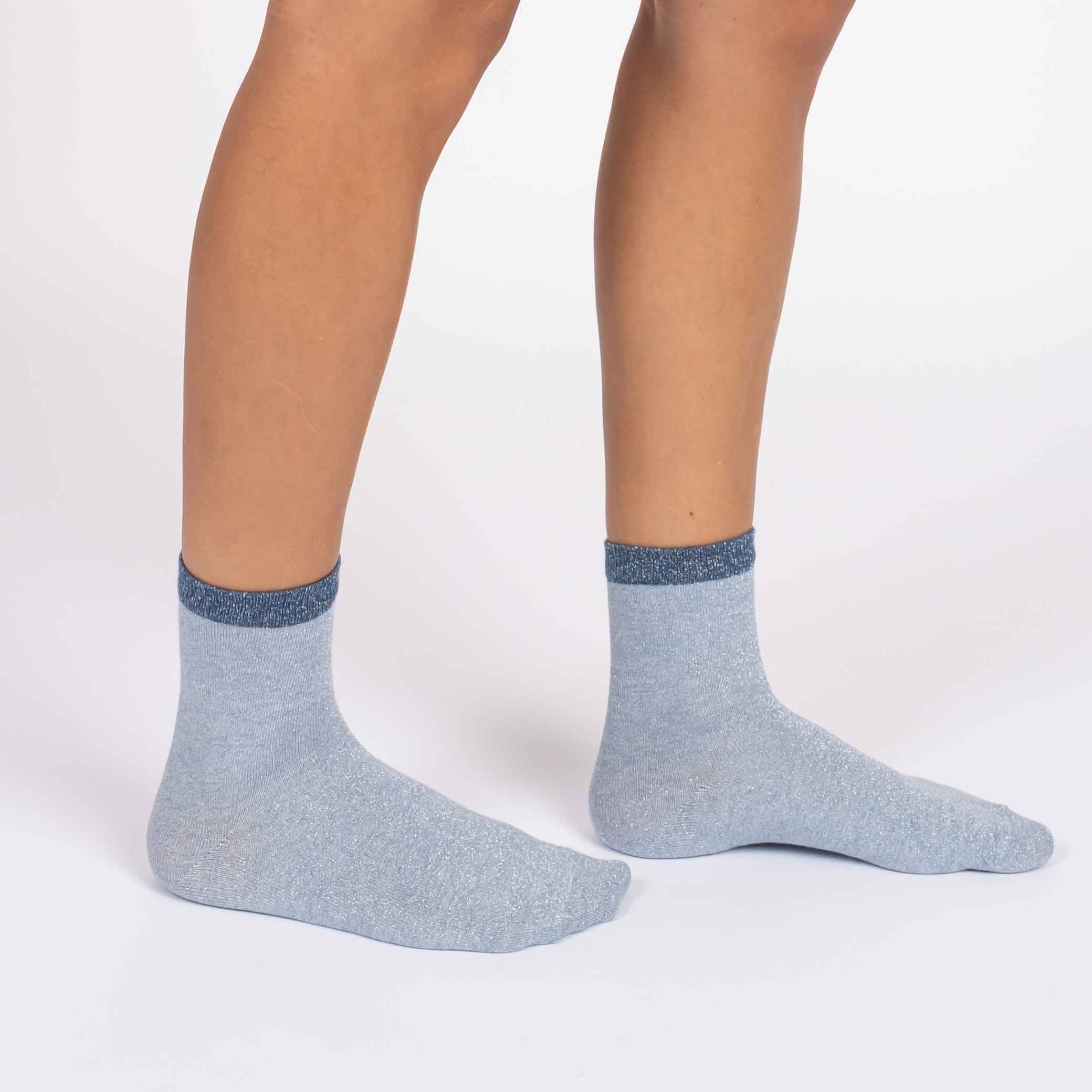 Chaussettes pailletées bleues portées 2