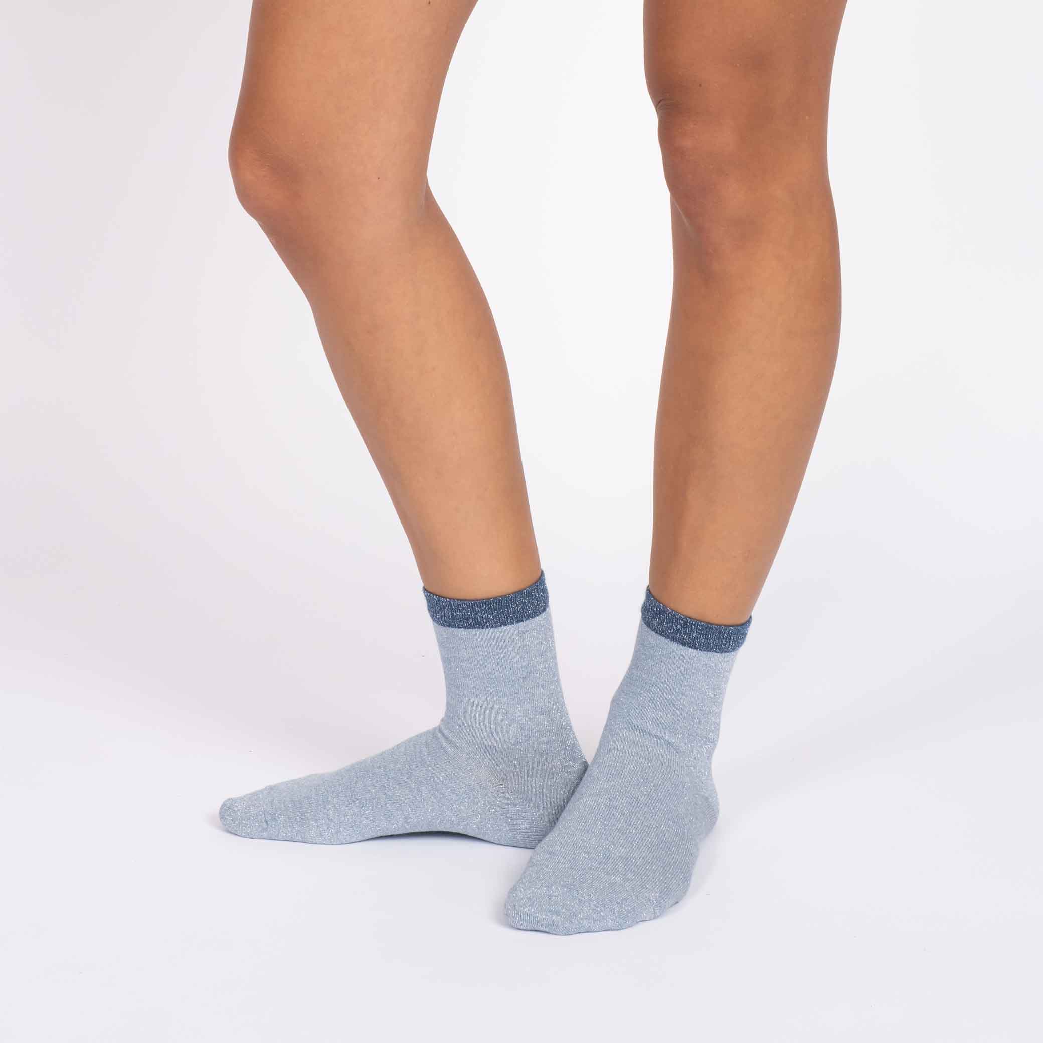 Chaussettes pailletées bleues portées studio