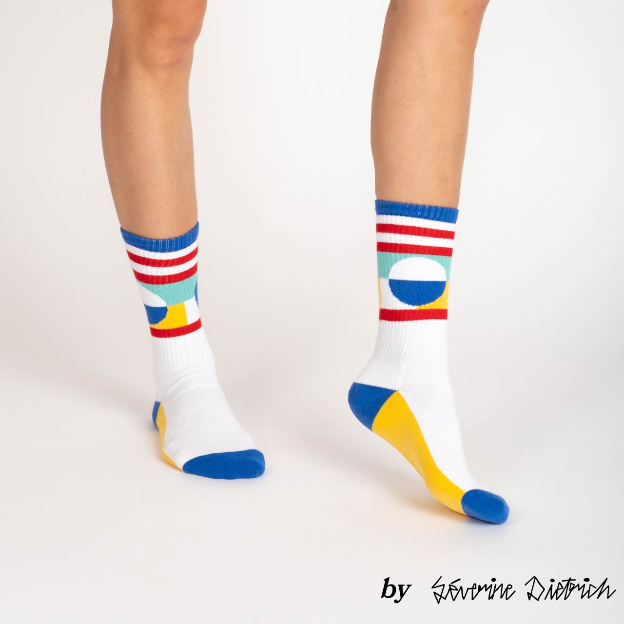 Chaussettes de sport Séverine Dietrich blanc bleu rouge vert jaune portées studio