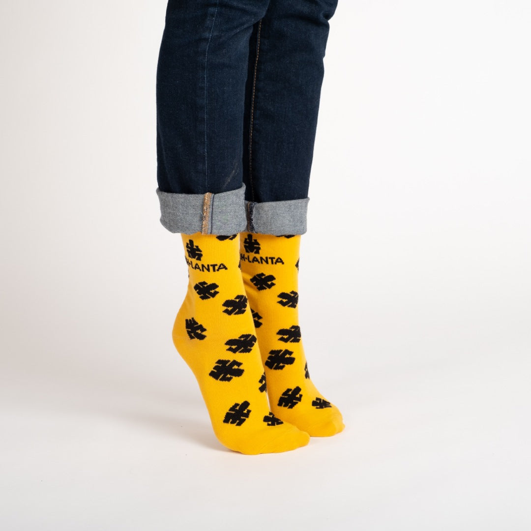chaussettes koh lanta jaunes portées studio 2