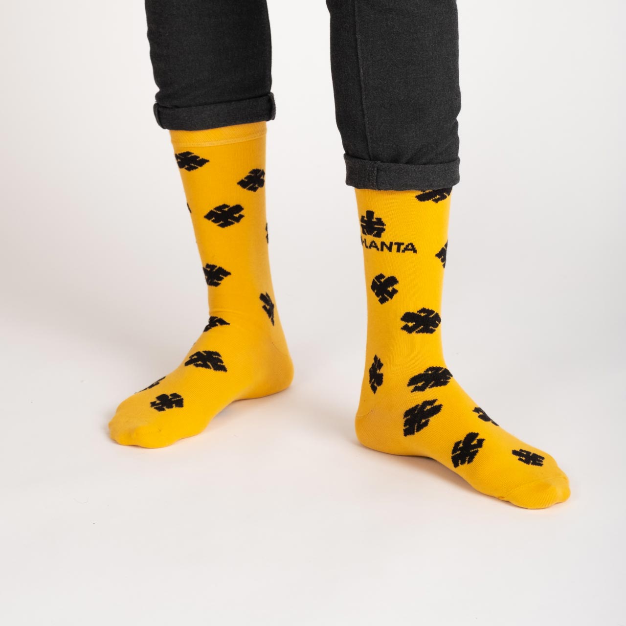 Chaussettes koh lanta 2022 jaunes portées studio