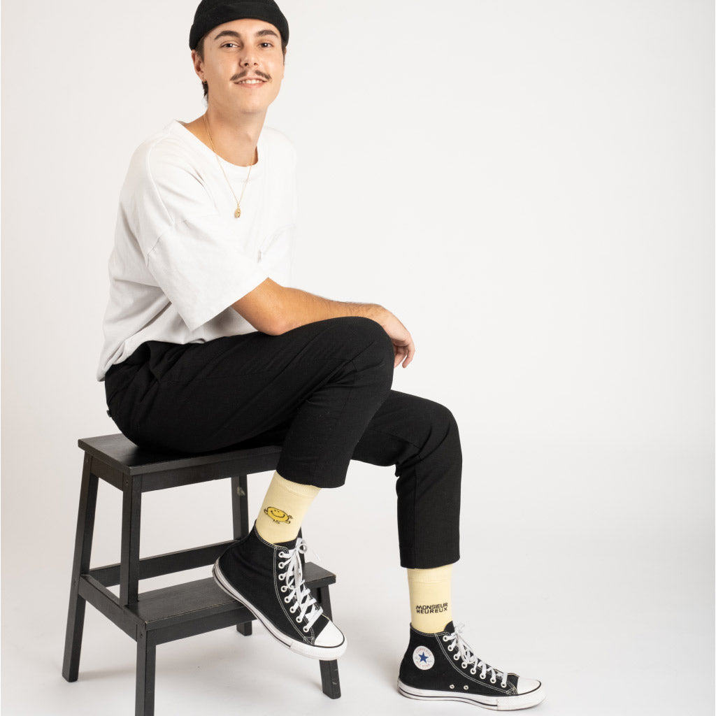 Chaussettes Monsieur Madame - Monsieur Heureux mannequin homme studio et tabouret