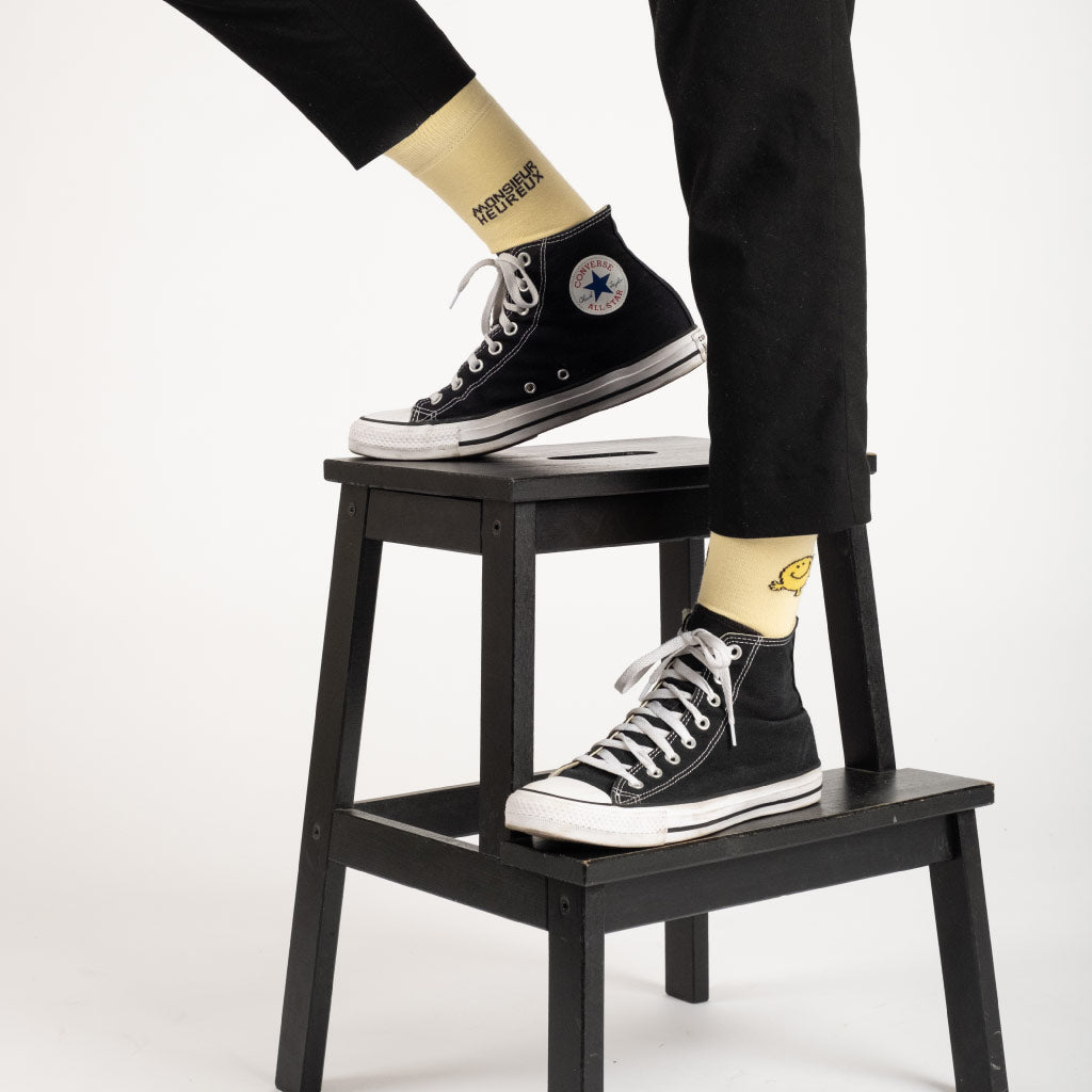 Chaussettes Monsieur Madame - Monsieur Heureux portées studio tabouret