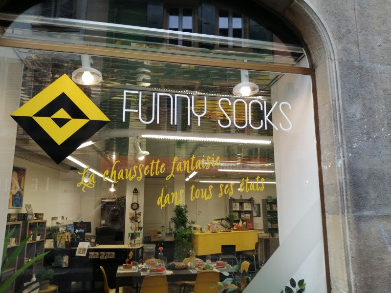 Une boutique remplie de chaussettes fantaisies