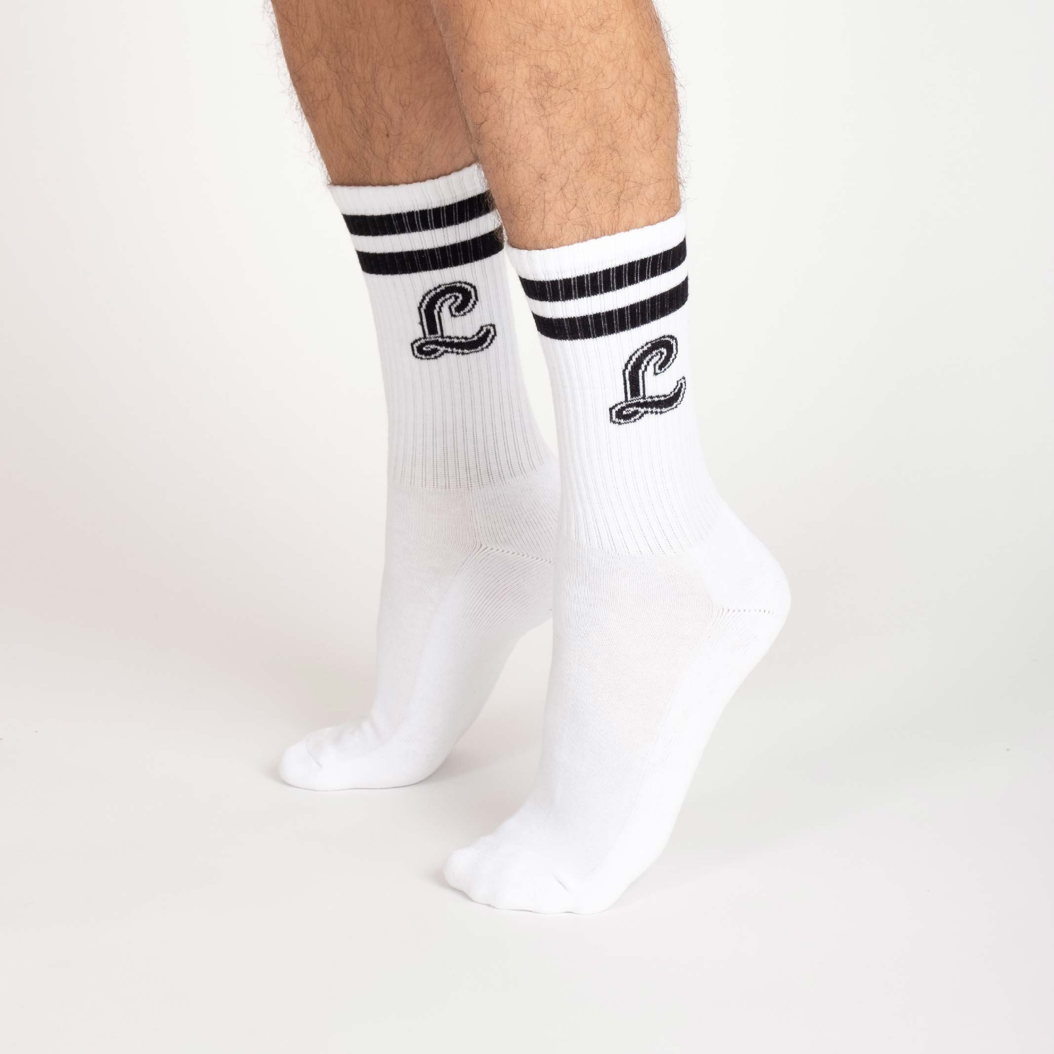 Chaussettes de sport noires et blanches portées en studio