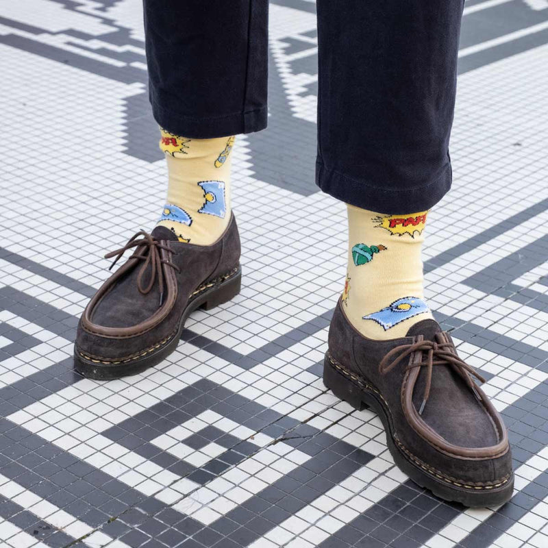 Chaussettes Astérix Comics jaune portées homme