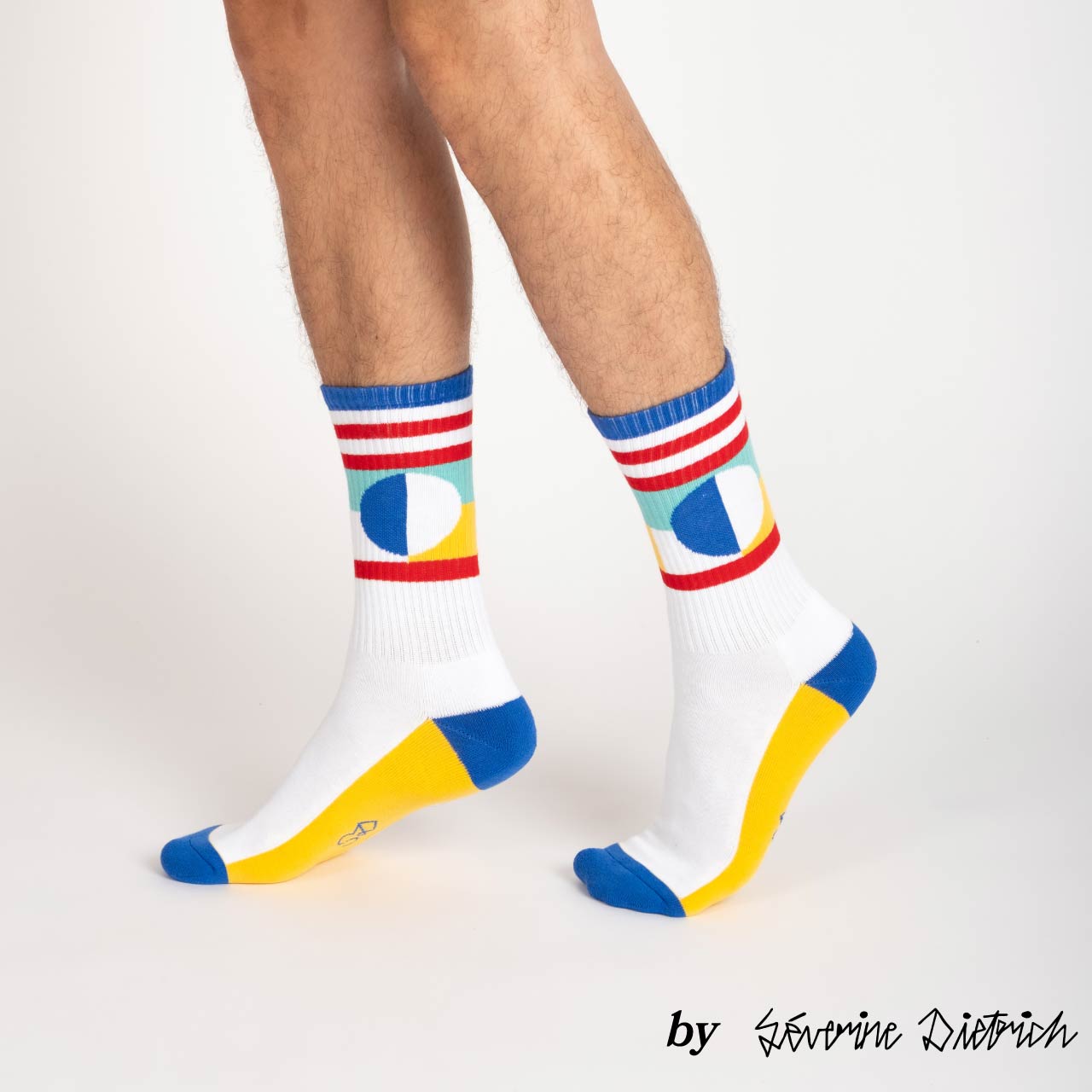 Chaussettes de sport Séverine Dietrich bleu jaune rouge blanc vert portées studio