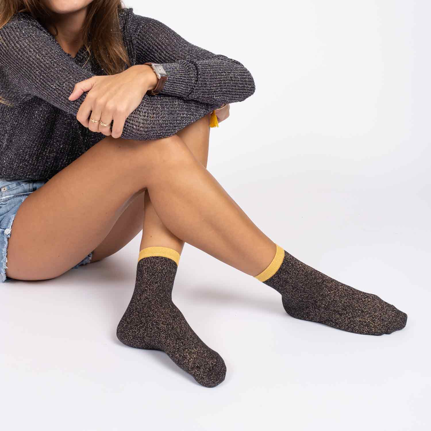 Chaussettes pailletées noires et dorées mannequin