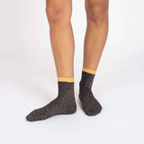 Chaussettes pailletées noires et dorées portées studio