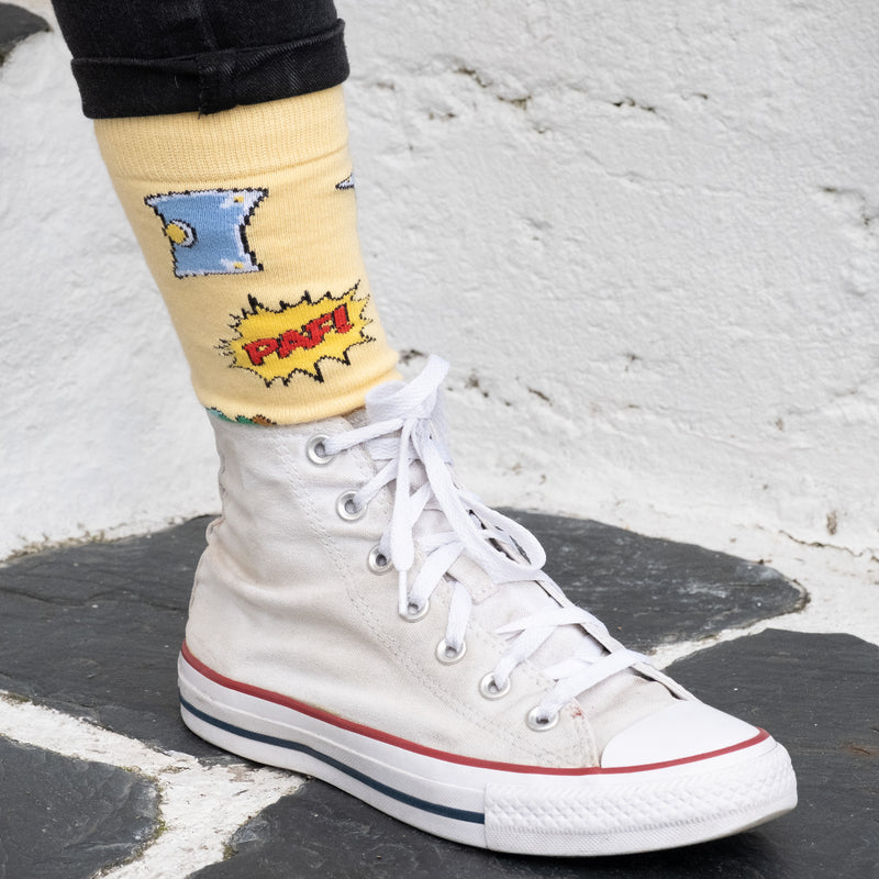 Chaussettes Astérix Comics jaune portées