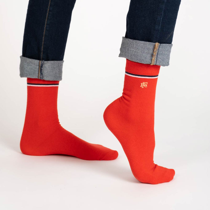Chaussettes elysee recyclees rouges portées studio