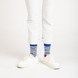 Chaussettes Monsieur Madame rayées bleues portées studio femme